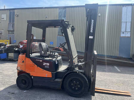 Doosan G25E-5