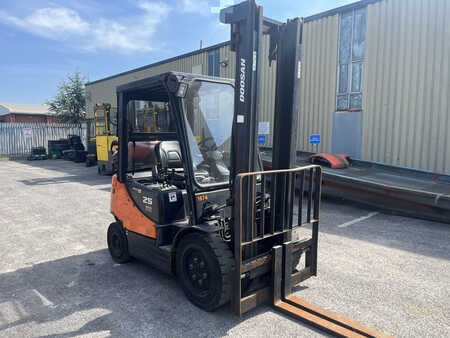 Doosan G25E-5